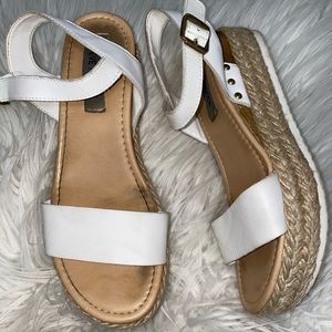 STEVE MADDEN: White leather sandals